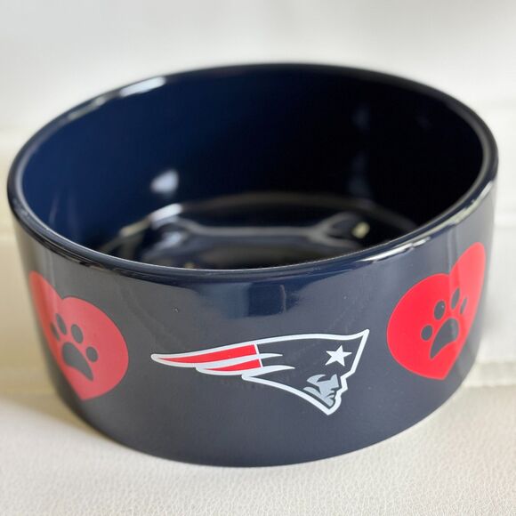 The Memory Company NFL New England Patriots Size 7"W x 3"H Pet Bowl w/ 3D Bone - Picture 3 of 5